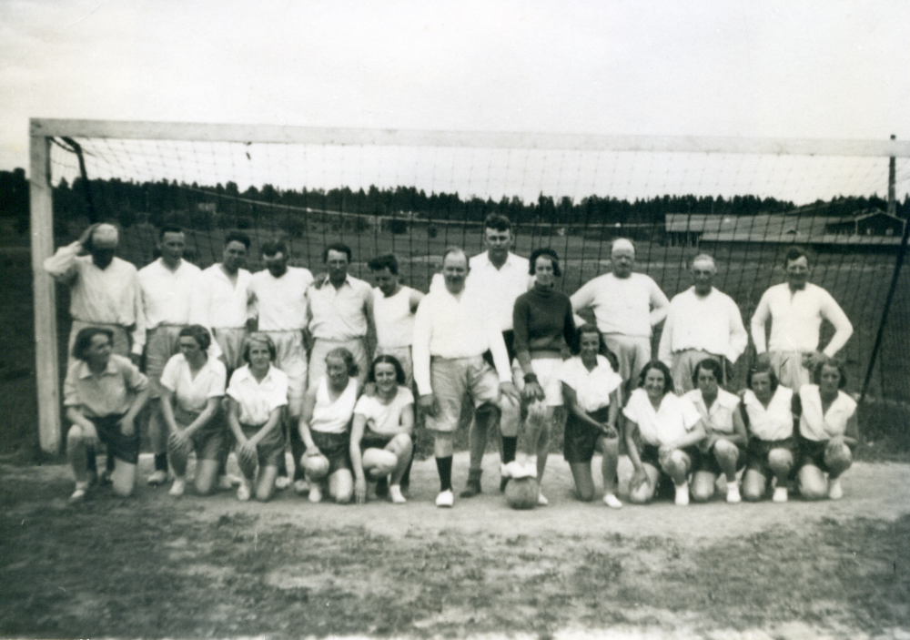 Dam- och herrlag i  Vallentuna bollklubb,  VBK  på gamla  Mörby idrottsplats   Fotbollsmatchen  spelades för att samla in pengar till den planerade  Frivilliga brandkåren  Stående fr v:  Axel Skagerlind   John Edman   Josef Andersson   Rickard Jansson   Gerhard Sundberg   Elof Brommesson   Valfrid Jonsson   Palm   Henning Andersson   Ferdinand Lindström  och  Edvard Liljefelt  Sittande fr v:  Anna Nordström   Elly Gummaelius (gift Fors)  Maja Nordström   Helmy Söderberg   Svea Vängelin   Bojan Johansson   Dagmar  Gummaelius   Inga Danneman   Lisa Johansson   Margareta Lillan Lindström  och  Eva Johnsson