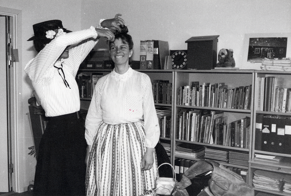 Vid invigningen av Vallentuna bibliotek den 7 oktober uppträdde bl a Eva Rahmqvist och Lena Lundgren som Mary Poppins och Teskedsgumman.  Här hjälper Eva Rahmqvist Lena Lundgren med håruppsättningen i barnavdelningens arbetsrum
