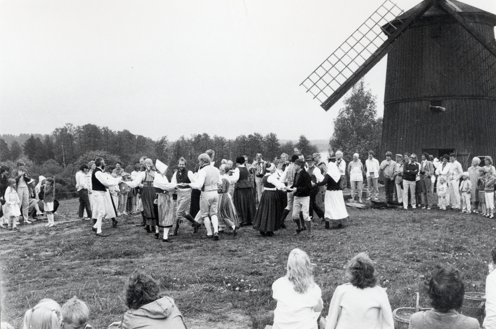 Vallentuna folkdansförening dansar intill Väsby kvarn vid Musik vid kvarnen