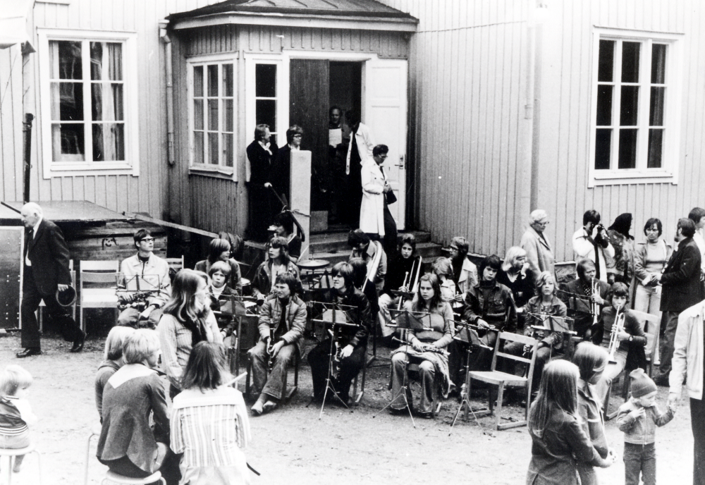 Vallentuna nya skolmuseum invigs med bl a musik av Vallentuna blåsorkester. Museet har kommit till stånd genom idogt arbete av Josef Andersson med hjälp av Nils Sjöström. Museet är inrymt i Össeby-Garns kyrkskola i Lilla Garn och består av en skolsal och en lärarinnebostad i övervåningen. I bottenvåningen har kommunen lägerskola för alla femteklassare.
