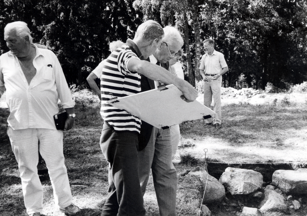 Nordiskt amatörarkeologiskt utgrävningsläger i Granby 3-29 juli – ett samarbetsprojekt mellan hembygdsföreningarna i Vallentuna, Riksantikvarieämbetet och Folkhögskolan på Biskops-Arnö. Här besöker kulturminister Bengt Göransson utgrävningsplatsen. Fr v Karl Erik Mörk, Fred Berglund, Bengt Göransson, Sylvia Pettersson och Tore Pettersson
