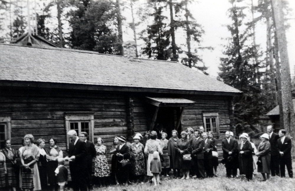 En delegation från Vallentuna besöker vänorten Artjärvi i Finland.  Bl a besökte man Artjärvi hembygdsgård