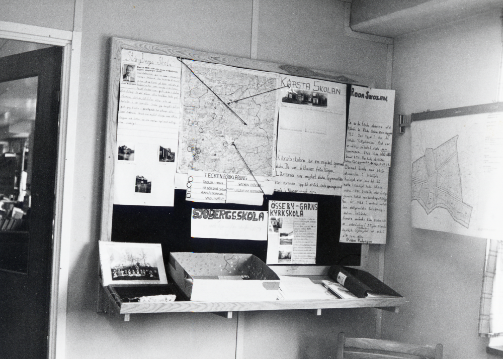 Efter ett besök i Vallentuna skolmuseum visar en klass från Hjälmsta skola sina minnen i en utställning i Upplandsrummet i Vallentuna bibliotek