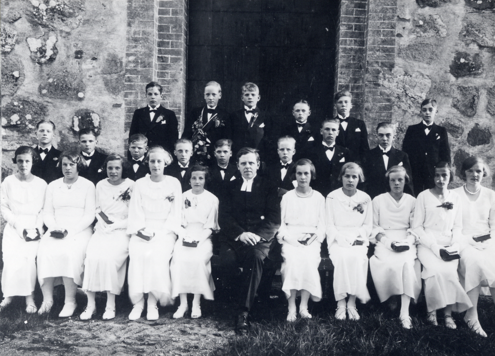 Kyrkoherde Sven Vängby tillsammans med konfirmanderna vid Vallentuna kyrka.  Nedersta raden fr v Eva Andersson, okänd, Irma Wahlqvist, Anna-Lisa Johannesson, Eva Åkerberg, Sven Vängby, Nelly Andersson, Margit Grandin, Gunvor Pettersson, Inga ? och Margit Hedlund. Pojkarna i övre raden fr v Rune Eriksson, okänd, Arne Jansson, Åke Åkerberg, Gösta Ahlin, Birger Noaksson, okänd, Einar Johansson, Arne Andersson, Ove Karlsson, Erik Mörk, okänd, Hjalmar Olsson och Olle Andersson