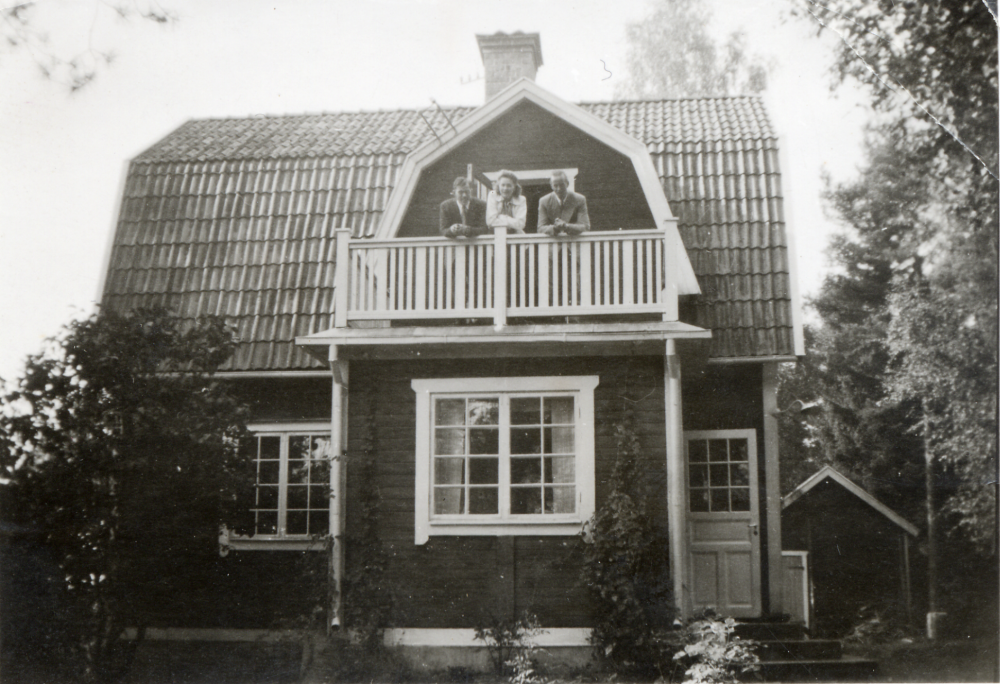 Villa Skogsborg vid Lingsbergsvägen i Vallentuna.  På balkongen står fr v Birger, gift med Karin, dotter till husets ägare Axel Larsson, samt okänd
