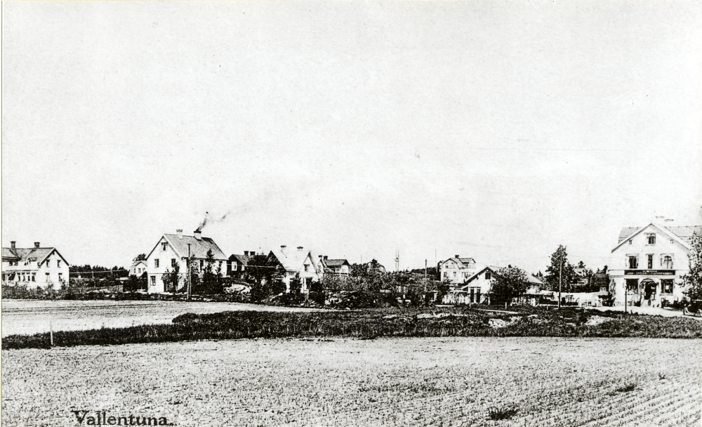 Utsikt över bebyggelsen vid Allévägen. Fr v skomakare  Gustavsson  villa, bageriet med rykande skorsten, en skymt av tvillingvillorna eller syskonvillorna, samt t v Jonssons affär.  Finns även 10 04 01: 006