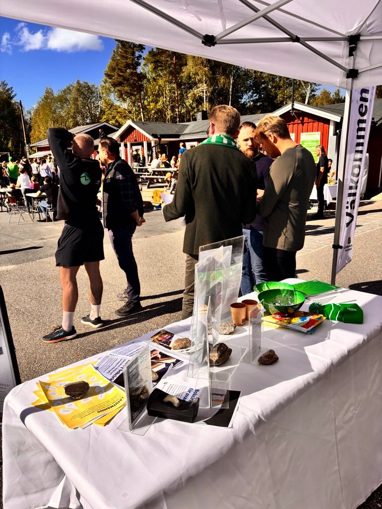 Mingel framför Vallentuna kommun montern. Planchef, kommunstyrelsens ordförande pratar med invånare om fördjupad översiktsplan och näringslivschef lite längre fram pratar med skaparen av Brottbymässan.