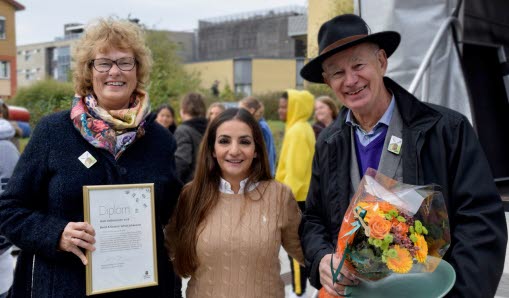 Bertil och Gudrun Schön Johansson står på varsin sida om Parisa Liljestrand