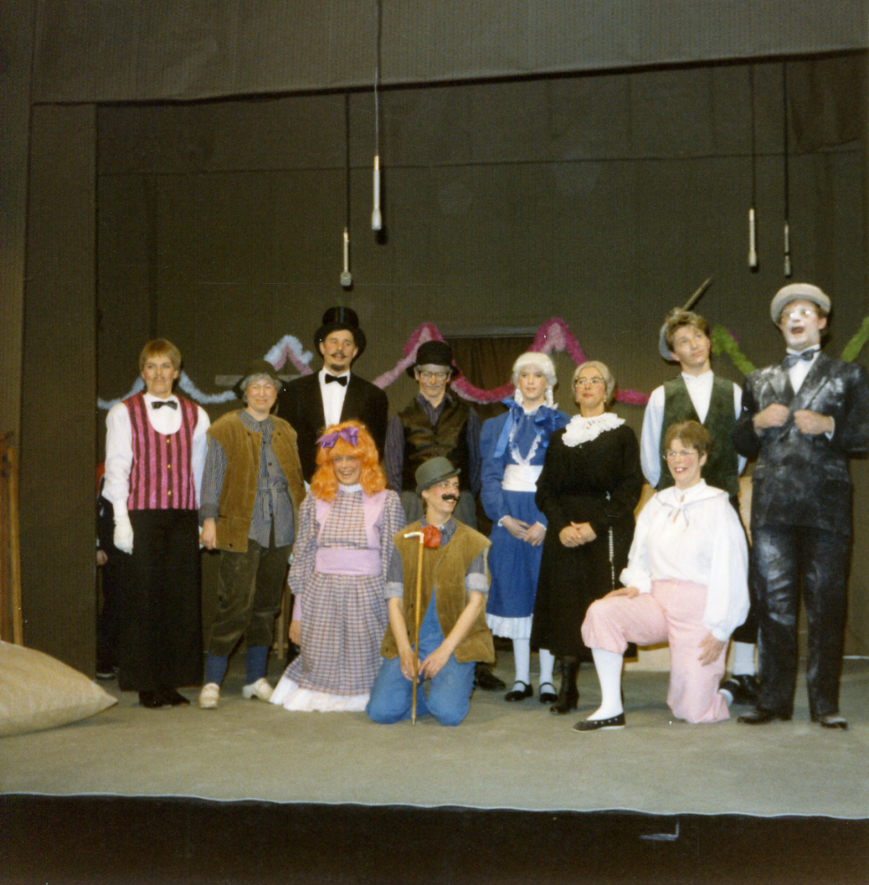 1986 uppför Össebyamatörerna för första och sista gången en färdig pjäs "Herr Dardanells upptåg på landet" av August Blanche. På scenen, Kim Brodén, Birgitta Koppang, Åke Uddén, Margaretha Rosenlund, Bosse Norgren, Inger Uddén, Kia Pettersson, Ann-Mari Bacci, Helen Lundholm, Magnus Andersson och Tomas Pettersson. Lokal: Karbyskolans scen