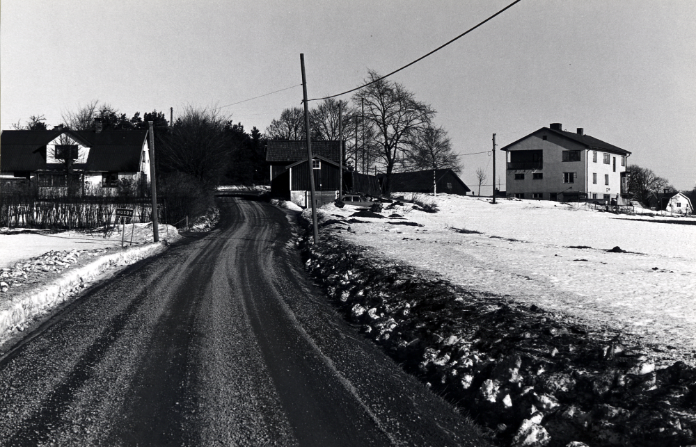 Det vita huset på vänster sida om vägen är Rosendal från slutet av 1880-talet.  Gustaf Wass drev affären från 1933 och byggde det nya affärshuset 1949, invigt 1950,  på höger sida om Markimvägen och ändrade då namnet till Rosenhäll.
