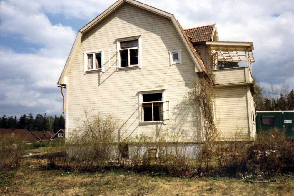 Björkbacka i Ormsta skall rivas i maj 1986 inför byggandet av bostadsområdet på Blekingevägen mitt emot Ormstaskolan.  I huset bodde Karin och Valle Eriksson som drev ett stort hönseri med flera tusen höns