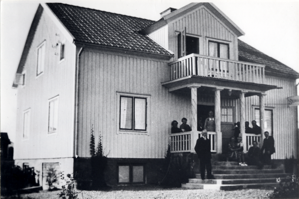 Villa Nysäter på Banvägen låg där Domus varuhus nu är byggt. Huset revs 1979. Ägare var Fritiof Gustafsson och hans hustru Ester Gustafsson. Länssparbanken låg i bottenvåningen fram till 1973. På trappan står längst ner skomakare K P Gustafsson (1885-1941) blåbandist och nykterhetsvän. Fr v Ruth Gustafsson okänd, Ester Gustafsson längst t h Fritiof Gustafsson och bredvid honom t v Ingeborg Svedberg övriga okända