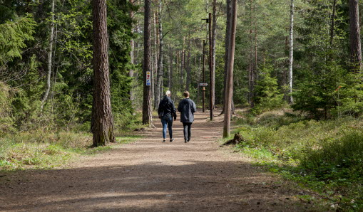 Två personer som promenerar