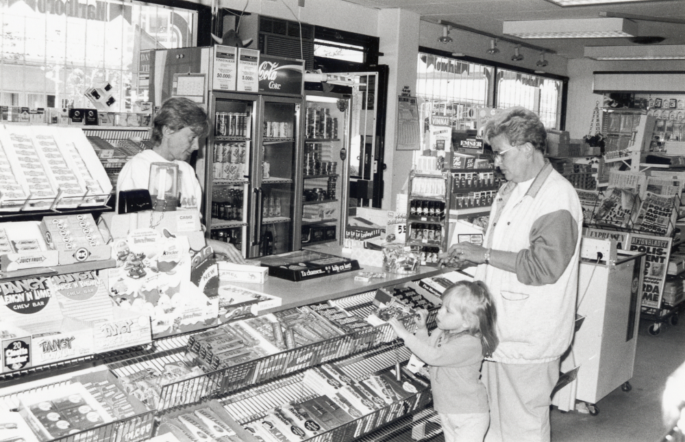 Vallentuna bok- och pappershandel vid Tuna torg.  På skylten  utanför entrén står "Bok & papper Svante´s spel & tobak"