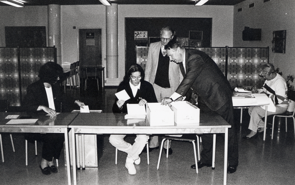 Val 1994.  I Lovisedalsskolans matsal granskar  man poströster,  gör röstsammanräkning och kontrollerar röstsedlar m m.  Vid bordet sitter bl a Nils Gunnar Gyhlenius, Åke T Carlestam, Bengt-Olof Andersson  och Anne Andersson m fl