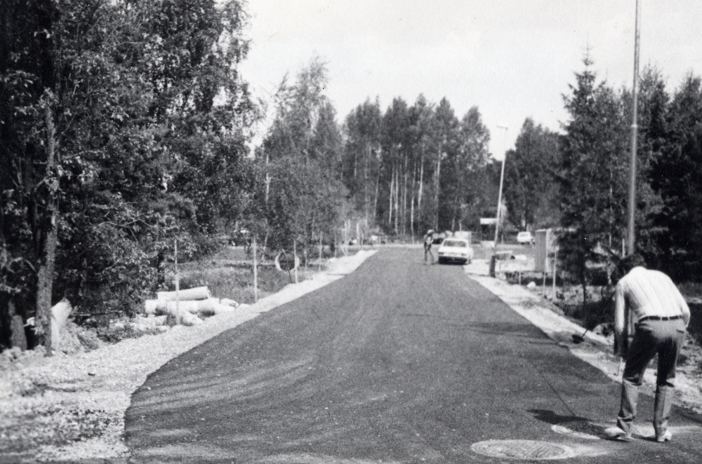 Trekanten begränsas av vägarna Olsborgsvägen Skolvägen och Karlbergsvägen Ny byggnadsplan för Trekanten förverkligas och vägarna asfalteras