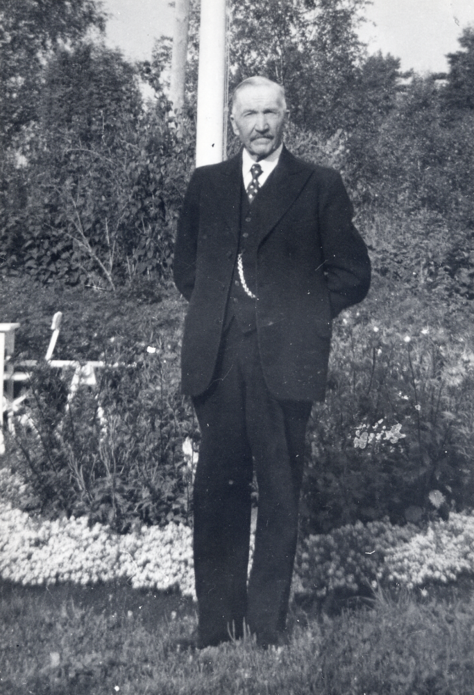 Oskar Söderlund bodde i Sursta i västra Vallentuna.  Han var kassör i bondeförbundet i 39 år    

Se Ljudband 32

Uppgift om fotoår saknas.