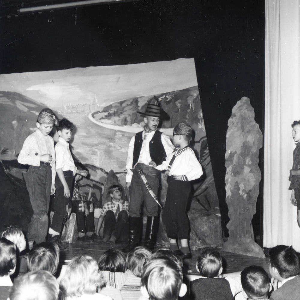 Skolbarnsteater  i  Hjälmsta skola. Ståendes i mitten iklädd hatt, Eddie Kullberg