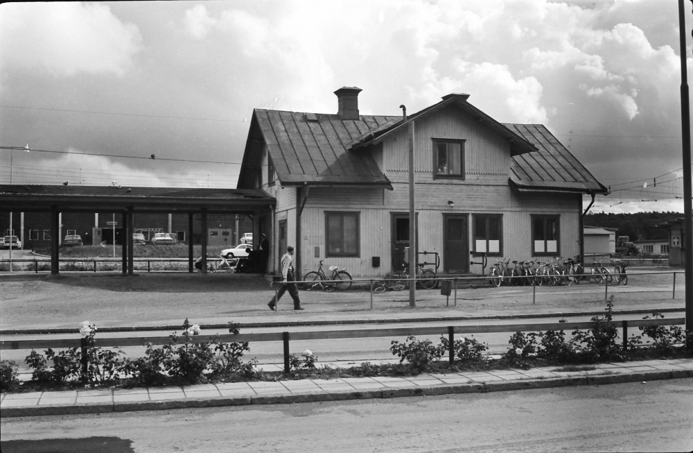 Vallentuna stationshus med Banvägen i förgrunden. 

•Fotografiet ingår i bildserien ”Vardagsliv i Vallentuna kommun” av Rachael Gough-Azmier & Gunilla Blomé, Haga Studios HB.
