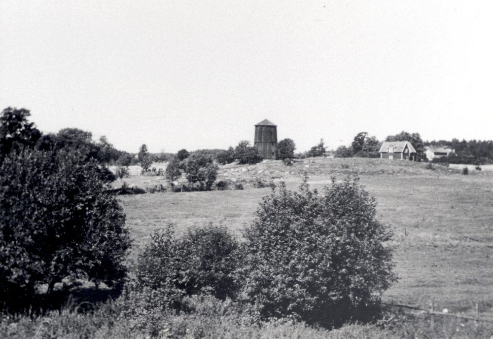 Utsikt mot Väsby kvarn och Kvarnvillan.  Längst t h skymtar Väsby gårds huvudbyggnad och östra flygel
