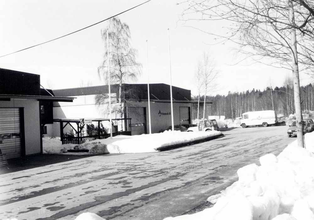 Diskteknik AB har sina lokaler vid Kullabergsvägen, Solgårdsgärde. Tidigare hade gården svinstall på området. Fabriken tillverkar rengöringsmedel av olika slag och ägs av Lars Barkström, Vallentuna