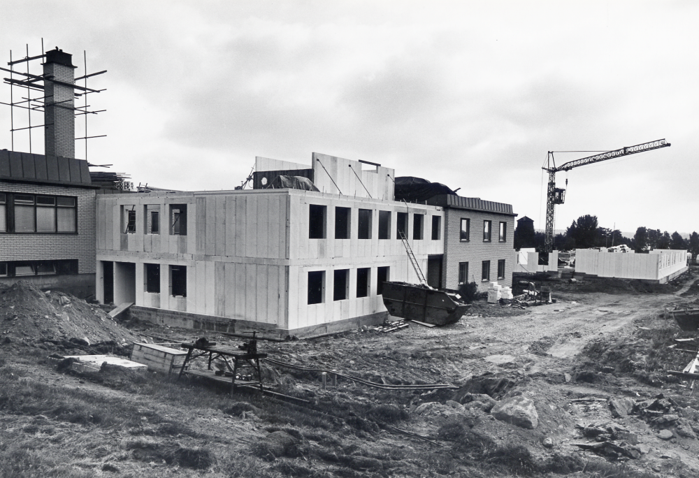 Pensionärshemmet  Väsbygården  byggs om så att alla pensionärer får ett eget rum.  Dessutom byggs pensionärshemmet ut med två tillbyggnader.  Här syns  utbyggnaden på den västra sidan