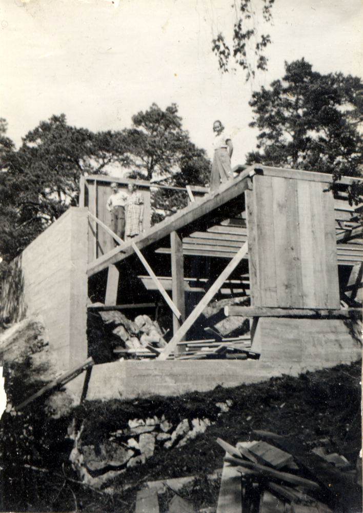 Solhöjden vid nuvarande adress Clerks väg 5,  byggs i Bällsta på berget ovanför Bällsta anhalt.  Husest blir bostad för David och Eva Storm.  Senare flyttar deras dotter Maj in med maken Lars Block  med barn och 2008 bor deras dotter Lisa med make Thomas Tell med barn där