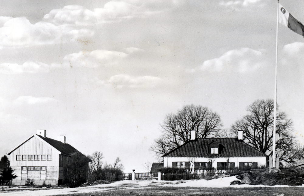 Skidfrämjandets Sporthem Weda i Angarn.  Storstugan t v och Lillstugan t h.  Weda var ett omtyckt mål för vandrare från Stockholm.  Man åkte Roslagsbanan till Vallentuna och promenerade till Weda, där man intog varm dryck, förslagsvis choklad, innan man återvände hem