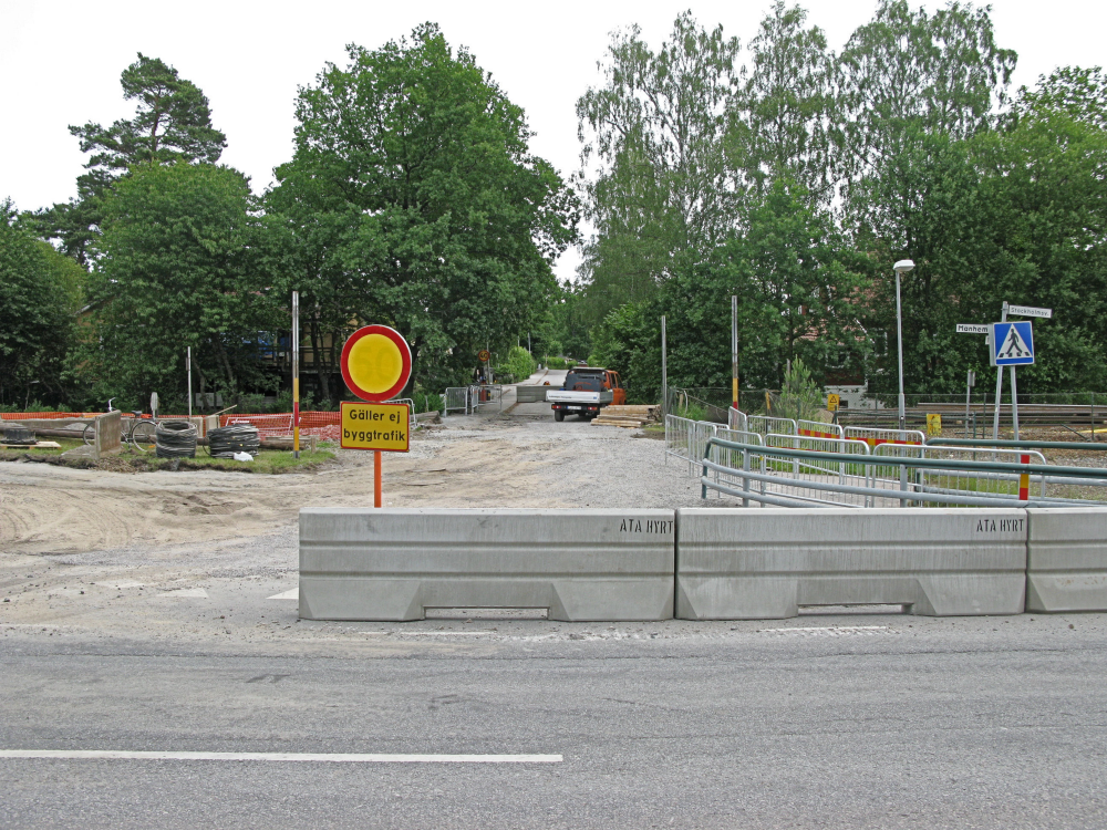 I samband med att Roslagsbanan byggs om vid Bällsta har Manhemsvägen stängts av för trafik.