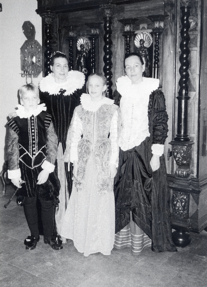 Barn på 1600-talet – ett program för samtliga förskolebarn och barn i årskurs 1 i Djursholm.  Föreställningen ägde rum på Djursholms slott.  Manus är skrivet av Anne Banér och kläderna är sydda av Eva Rahmqvist.  Scenbild och figurer är uppbyggda av tre 1600-talsmålningar (Lelloch Kökspigan, Francken Rubens salong och Rembrandt Tiggare).  Målningarna visades i tre projektorer och fick sedan liv genom spelet.  Barnen hade förberetts innan genom besök i skolorna av Anne Banér.  Här är några av föreställningens deltagare fr v Albin Holmberg, Eva Rahmqvist, Helena Banér och Brita-Lena Wickbom