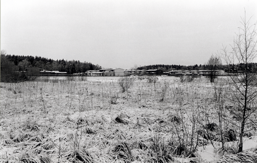 Det ännu obebyggda gärdet norr om Trädgårdsvägen i Lindholmen.  I januari 1994 påbörjas här byggandet av småhus och lägenheter som får namnet Bostadsrättsföreningen Lindholmens trädgårdsstad  med inflyttning i juni-november 1994