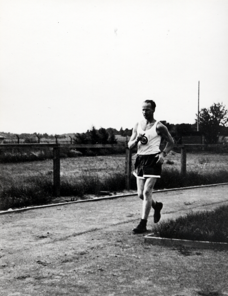 Nils Alstermark var styrelseledamot och aktiv ledare i 'gamla' Brottby SK 1941-1946.  Han tävlade själv i gång. Bilden är från Kungsängens IP i Åkersberga. I Brottby fanns ingen idrottsplats. Vid Berghem ovanför Sundby fanns en stig i en slinga på 350 m.  Där gick Nils en gång 50 km, varvräknare var Torvald 'Norris' Eriksson, som själv en gång löpte ett maratonlopp