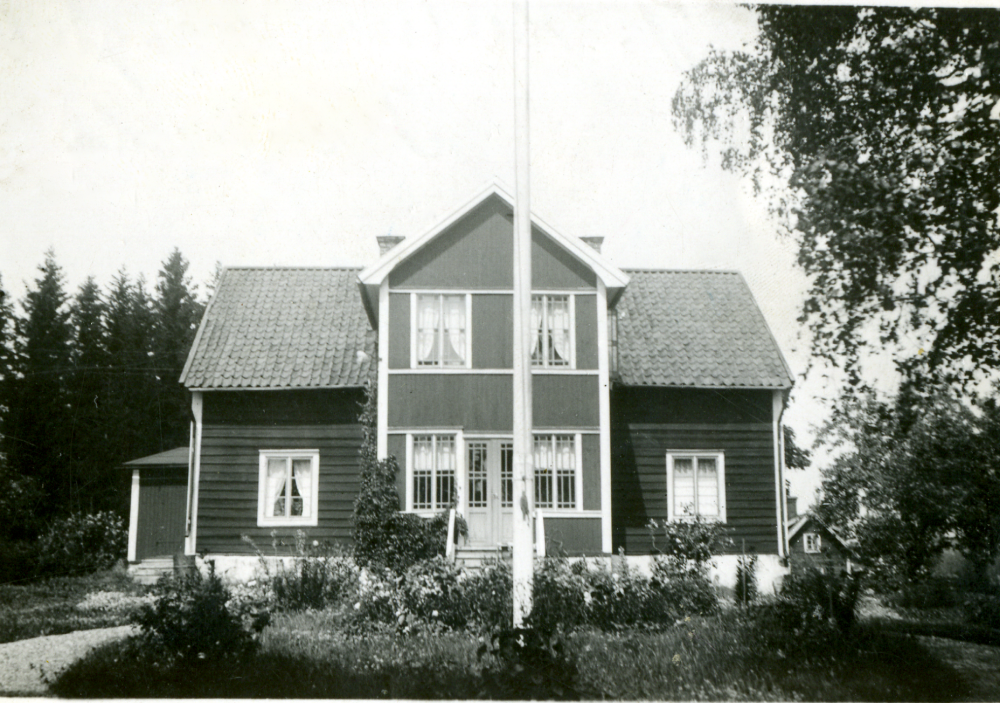 Ferdinand och Emelie Pettersson ägde Brogård.  John Karlsson och hustrun Signe arrenderade gården, de kom dit 1931.  De bodde t v i köket och hade ett rum på norra sidan. Sonen Harry gifte sig med Algot Laurells dotter Gullan, nära grannar i husest Wasa invid Klippan i Frösunda.