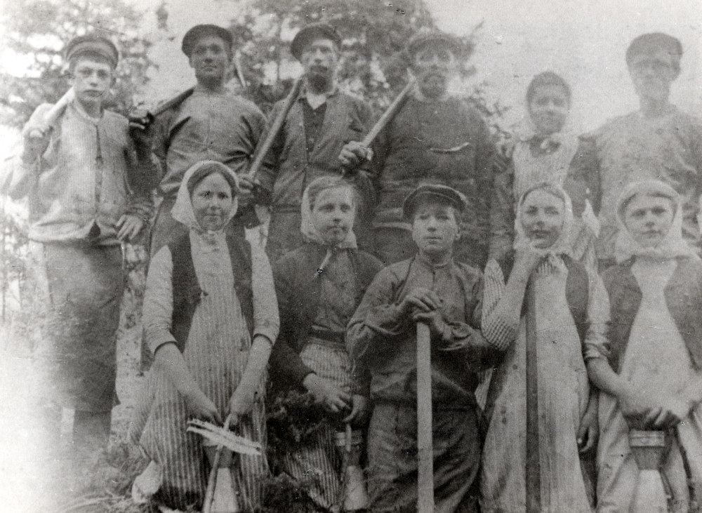 Skogsplantering  vid  Skrävsta gård  I övre raden fr v (ett namn saknas, därför osäkert vem som är vem)  Henning Larsson,   Blomqvist   Axel Wahlström   Alma Ek   Artur Ek.  Nedre raden fr v Sara, Agnes, Rut V och  Ruth Lundkvist