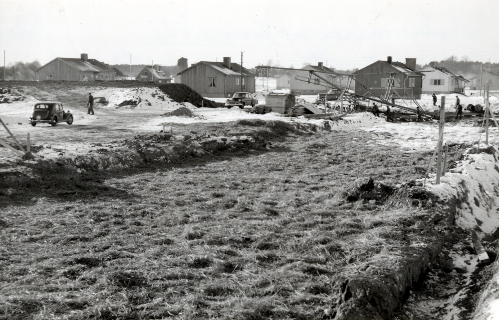 Prästgårdsgärdet bebyggs med enfamiljshus i början av 1950-talet.