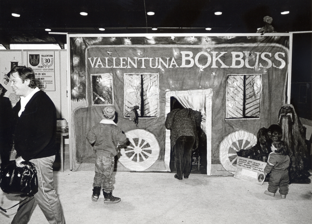 Föreningarna i Vallentuna presenterar sin verksamhet i Vallentuna ishall under mottot Föreningsfestival  helgen 19-20 april. Vallentuna bibliotek visar en bokbuss med sagogrotta inuti där barnen bjöds bl a på sagostund