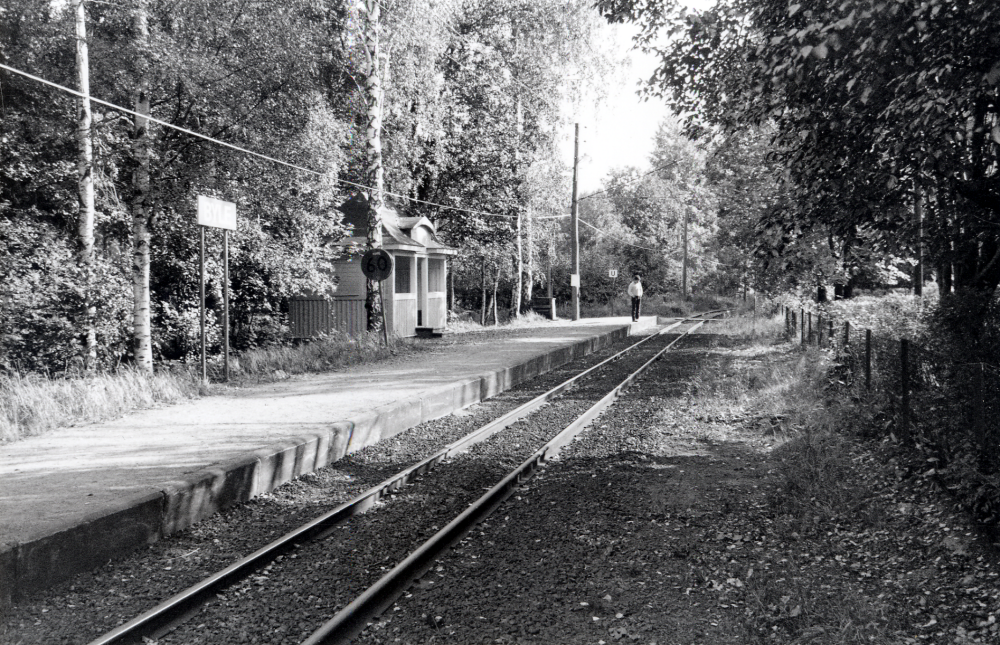 Byle anhalt.  När Kragstalunds hållplats byggdes i december 1993 och invigdes 1994 drogs Byle anhalt in.   Anhaltskuren byggdes upp på nytt i Kragstalund och förstördes några år senare av en anlagd brand. En tid låg också gränsen mellan Vallentuna och Täby längre norrut än i dag.