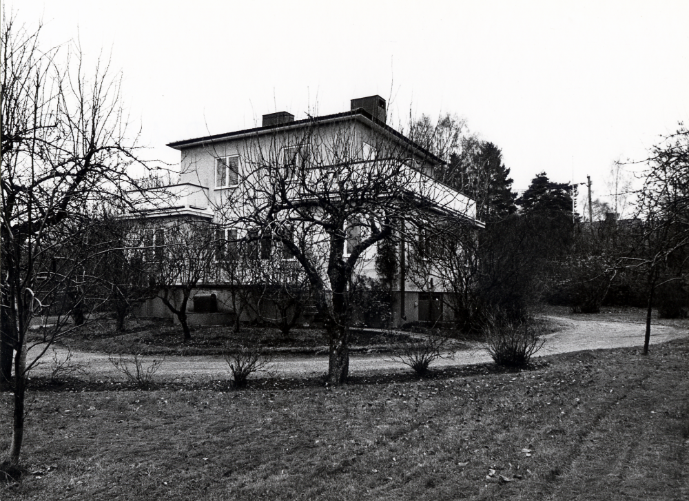 Allévägen 20 i Vallentuna byggdes 1947.  Huset låg i hörnan Allévägen och Tvärvägen, fastighetsbeteckningen var Rickeby 1:63.  Huset revs hösten 1985 inför byggstart av flerfamiljshus i kvarteret