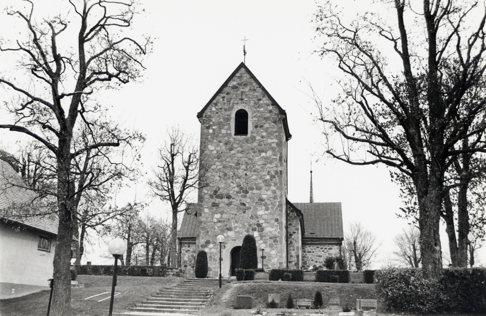 Vallentuna kyrka sedd från väster med tornet och kyrkan huvudingång i centrum