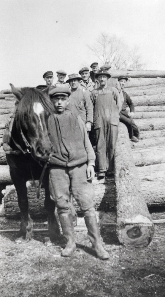 Granby kvarn och såg, troligen 1937.  Främst med hästen står arbetskarlen Helge Öhman, Granby, rakt bakom i hatt chefen Werner Hedlund, t h i hatt och hängselbyxor stabbläggaren Ger Lundin Orkestaby.  Fr v hjälpsågare Einar Fröman och hans bror hjälpkantaren Elis Fröman, timmerframtagaren Axel Karlsson, alla tre bodde i Markim, vedkapare Karl Gran i Granby soldattorp, sittande på stocken ribbtravaren Olle Andersson(senare Olle i Stångberga) och längst bak sågaren Gustav Gran Granby soldattorp.  Sågningen utfördes åt riksdagsman Edvard Thorell i Stolp-Ekeby Frösunda
