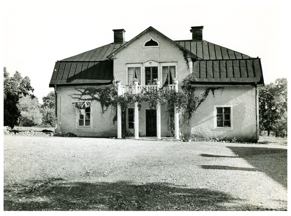 Här bodde Helge Sandin. Foto förmodligen i samband med Stockholms stad uppköp av gårdar och åkermark inför byggplanerna på Össeby-staden och rekreationsmöjligheter för Stockholmare.