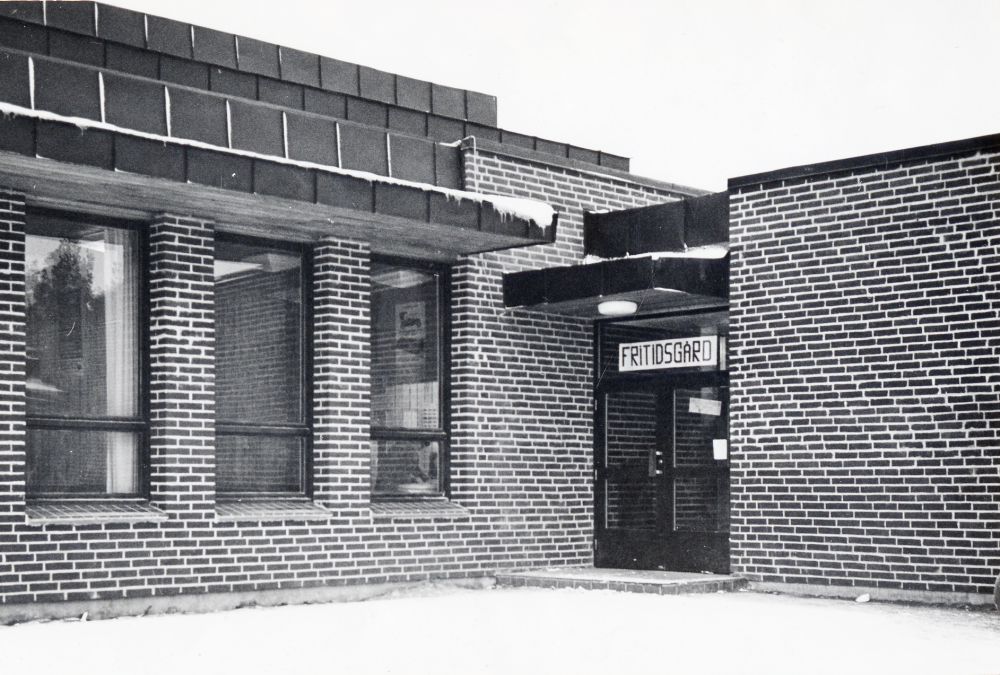 Exteriör av Ekebygården, fritidsgård i Ekebyskolan i Vallentuna.

Uppgift om fotoår saknas, men troligen 1970-talet.