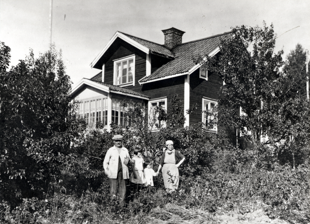 Villa Fridsborg låg i hörnet av nuvarande Åby gata och Lindholmsvägen.  Utanför huset står t v Andreas Olsson, övriga personer okända.  
Anders  i st f Andreas?