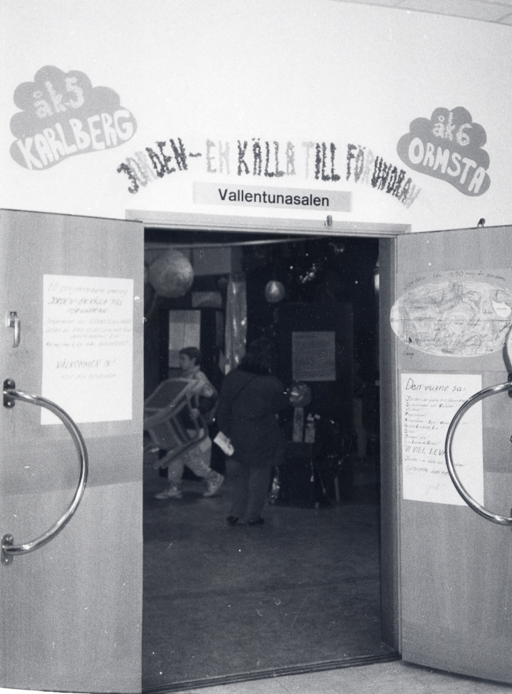 Jorden - en källa till förundran. Elever från årskurs 5 i Karlbergsskolan och årskurs 6 i Ormstaskolan har under ledning av Benny Kullinger arbetat med ämnet jordens  historia. Resultatet visas i en utställning i        Vallentunasalen. Här syns entrén till utställningen