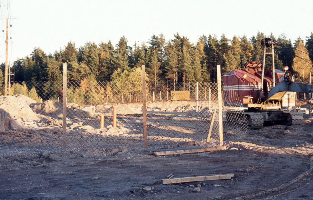 Bygget av ishallen pågår vid Vallentuna idrottsplats.