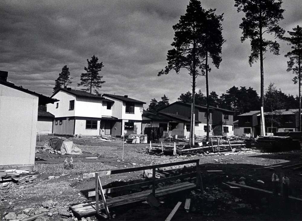 Kragstalund  i södra Vallentuna vid gränsen mot Täby. Ett stort område med omväxlande småhus och gruppbebyggelse i olika storlekar.  Byggnadsarbetena påbörjade 1976/77