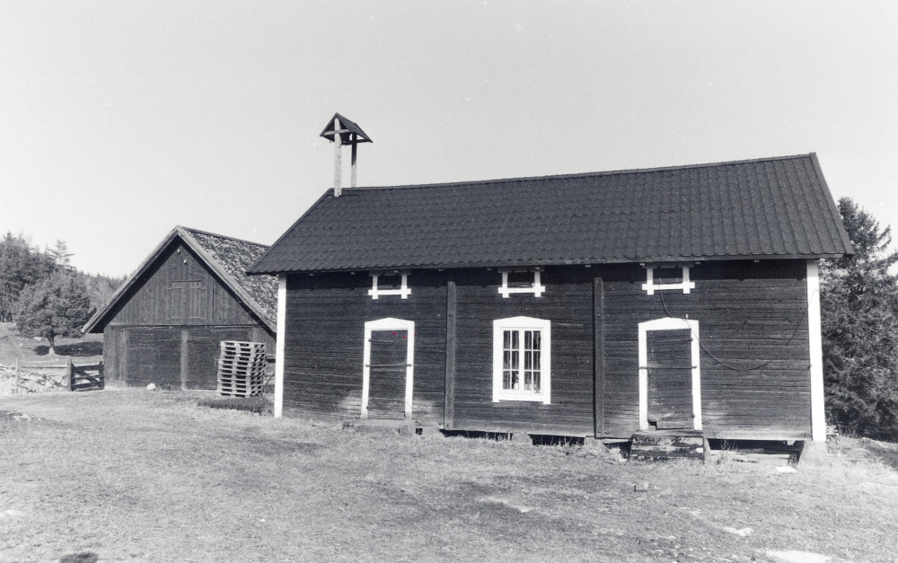 Ekonomibyggnader med vällingklocka vid Wiggeby gård.  Från början fanns två gårdar i Wiggeby som sammanslogs 1957.  2000 heter ägaren Ingvar Österberg, tredje generationen på gården
Se boken Orkesta - en liten socken i förvandling