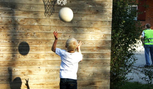 Pojke som kastar en basketboll