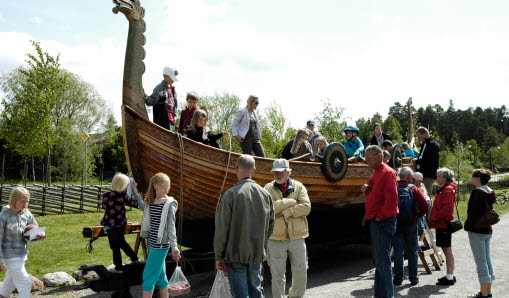 Ett vikingaskepp på land. Från Runrikets vikingahelg.