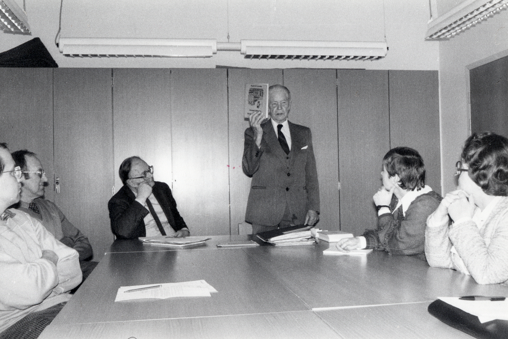 Folkbildningsförbundets arkivkommitté FAK besöker Vallentuna bildarkiv. Josef Andersson, stående, berättar om bildarkivets tillkomst